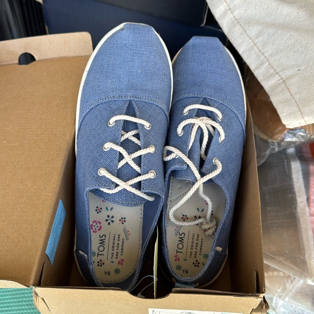 Toms blue youth size 6